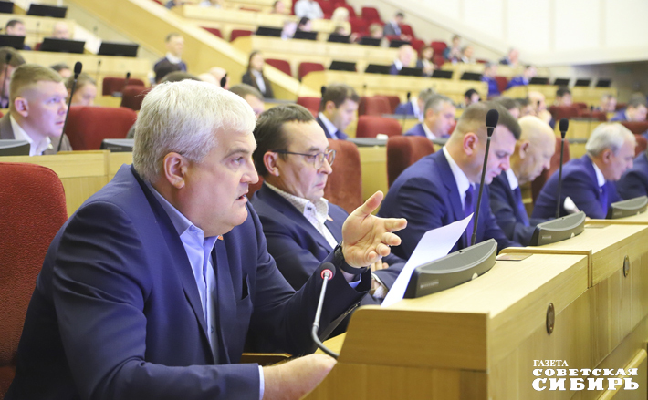 Парламентарии согласились с коллегой: вопрос по завершению концессионных объектов так или иначе придется решать, предстоит понять алгоритм. Справедливости ради уместно вспомнить, что и к проблеме долгостроев в жилищном секторе с обманутыми дольщиками тоже поначалу не знали, как подступиться. На федеральном уровне был создан механизм МИП, благодаря которому люди получают долгожданные квадраты. Тут главное — сохранять здравомыслие, не впадать в крайности и не использовать ситуацию, упаси бог, для набора политических очков в преддверии очередных выборов. Фото: Андрей Заржецкий