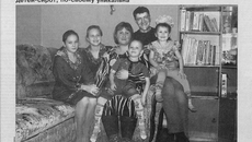 В 2012 году газета опубликовала фотографию Гусевых из районного центра Кочки. Супруги взяли на воспитание трех приемных детей и тем самым, по мнению редакции, добровольно отказались от спокойной жизни. Изображение: ngonb.ru.