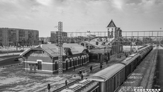 Вокзал Бердска капитально ремонтировали в 1963 и 2004 годах. Старое здание вокзала теперь используется как служебно-технический блок. На фасаде сохранился репер, то есть геодезический знак, «Нивеллировка Омскаго военно-топографическаго отдела» (орфография сохранена — прим. авт.). Вот тебе и дыхание истории. /Фото: Андрей Заржецкий