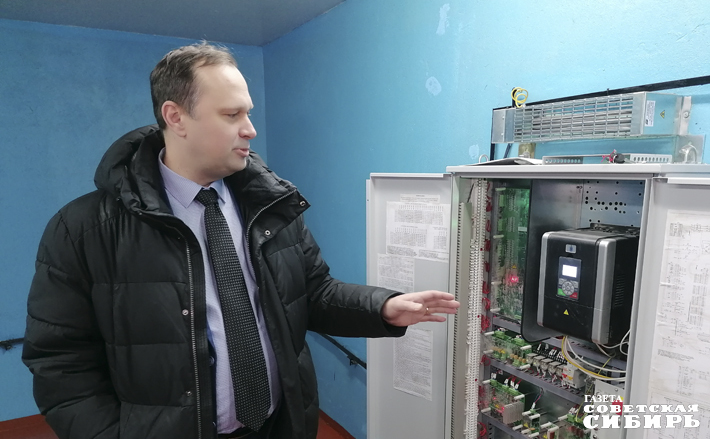 Заместитель министра ЖКХ и энергетики региона Евгений Ольховиков демонстрирует журналистам микроэлектронику лифтового оборудования. Фото: Светлана Фролова