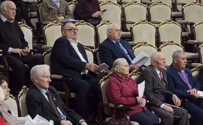 Несмотря на возраст и седины, ветераны не сидят сложа руки — им есть что рассказать тем, кто сегодня только начинает жить. Фото: nso.ru