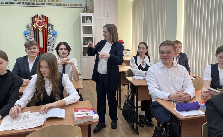 Лариса Тузикова в 2014 году победила в конкурсе лучших учителей Российской Федерации, в 2022-м стала лауреатом премии «Почетный работник образования Новосибирской области». Фото: личный архив Ларисы Тузиковой