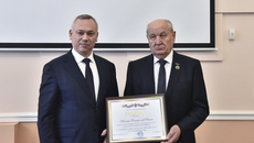 10 января Станиславу Липскому были вручены почетные грамоты губернатора и Законодательного собрания региона. Фото: nso.ru