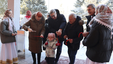 Символическую красную ленточку на входе в отремонтированный ДК поручили перерезать почетным гостям, в числе которых был замминистра культуры региона Юрий Зимняков. Фото: mk.nso.ru