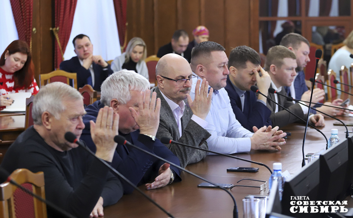 Члены аграрного комитета Заксобрания поддержали изменения, вносимые в областной закон о регулировании земельных отношений — по мнению парламентариев, это позволит существенно сократить очередь на получение льготных земельных участков под строительство. Фото: Андрей Заржецкий