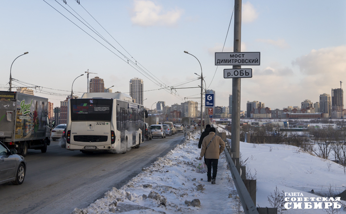В сентябре 2024 года стало известно, что мэрия Новосибирска расторгает контракт с подрядчиком, который занимался ремонтом Димитровского моста. Фото: Андрей Заржецкий