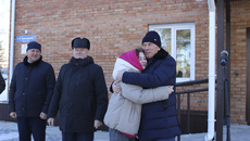 Счастье безгранично — одна из обладательниц собственного нового жилья, получив ключи, горячо обняла Вячеслава Ярманова. Фото: maslyanino.nso.ru