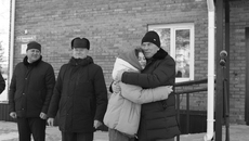 Счастье безгранично — одна из обладательниц собственного нового жилья, получив ключи, горячо обняла Вячеслава Ярманова. Фото: maslyanino.nso.ru