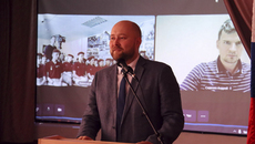 Руководитель подведомственного учреждения региональной минцифры — Центра защиты информации Новосибирской области Дмитрий Домшинский рассказал школьникам о важности защиты себя и близких от мошенничества с использованием нейросетей, отметив, что искусственный интеллект может быть как полезен, так и опасен. В руках злоумышленников он становится оружием для неправомерных действий. Фото: nso.ru