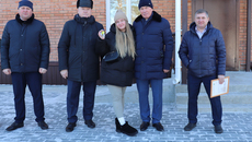 Мечты должны сбываться: под старый Новый год глава Маслянинского муниципального округа Вячеслав Ярманов вручил ключи от новых квартир девятерым льготникам из числа детей-сирот. А всего в прошлом году обладателями собственного жилья стали 36 жителей округа из данной категории льготников. Фото: maslyanino.nso.ru