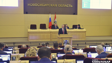 Парламентарии внимательно выслушали отчет губернатора Андрея Травникова о работе правительства в минувшем году и единогласно поддержали его. Фото: Андрей Заржецкий