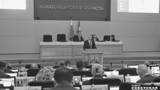 Парламентарии внимательно выслушали отчет губернатора Андрея Травникова о работе правительства в минувшем году и единогласно поддержали его. Фото: Андрей Заржецкий