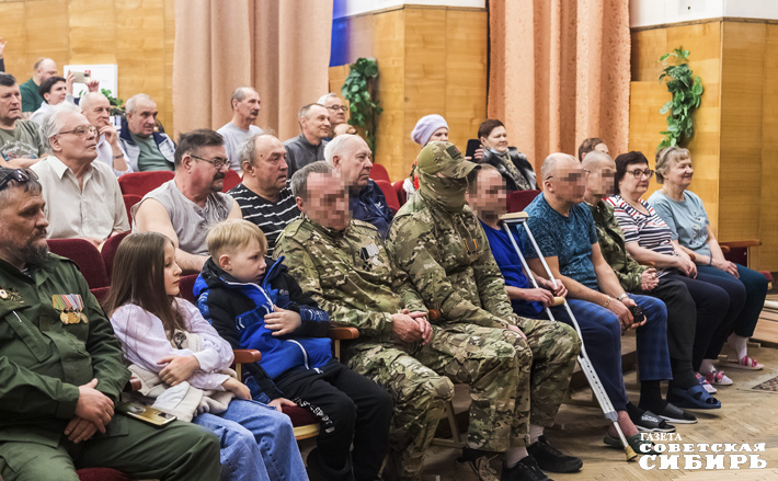 В 2023 году в рамках акции «Тепло для Героя» более 80 тысяч активистов по всей стране изготовили и передали на фронт более 220 тысяч вязаных и других теплых вещей. В 2024 году акция расширилась — в ней приняли участие 363 тысячи человек, собрав свыше 332 тысяч подарков и писем на фронт; около 15 тысяч семей участников СВО получили помощь и поддержку. Фото: Андрей Заржецкий