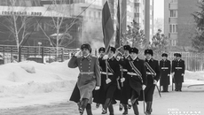 Вынос знамени и флага, гимн и марш — обязательные атрибуты торжественного построения для кадетов. Лучшим воспитанникам были вручены знаки отличия и грамоты, прошло возложение цветов на Аллее кадетской славы. Фото: Андрей Заржецкий