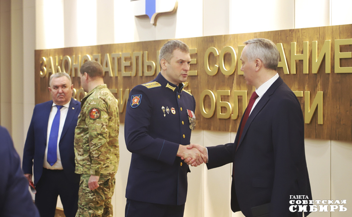 Депутату Законодательного собрания региона Сергею Конько, который уже третий год воюет на Украине и заслужил награды, в том числе медаль «За отвагу», есть что обсудить с губернатором Андреем Травниковым. Фото: Андрей Заржецкий