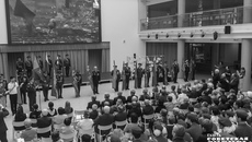 Ветераны боевых действий торжественно передали лучшим представителям молодежи региона копии Знамени Победы. Фото: Андрей Заржецкий
