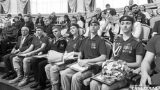 Участники специальной военной операции и юнармейцы собрались в одном зале, что весьма показательно: кому, как не им, уже доказавшим на деле свою преданность Родине, говорить о патриотическом воспитании. Фото: Андрей Заржецкий