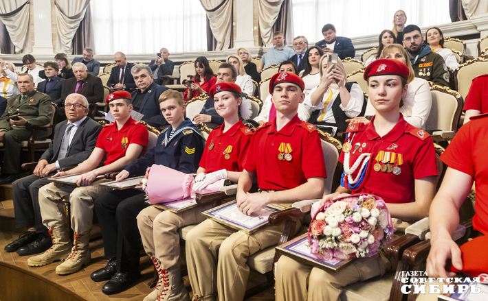 Участники специальной военной операции и юнармейцы собрались в одном зале, что весьма показательно: кому, как не им, уже доказавшим на деле свою преданность Родине, говорить о патриотическом воспитании. Фото: Андрей Заржецкий