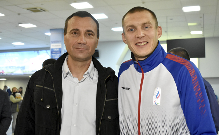 Антон Кулятин (справа) поступил в Новосибирский государственный педагогический университет в 2011 году, тогда же стал тренироваться у Николая Халухаева. Под руководством тренера он выполнил норматив мастера спорта России, выигрывал областные и всероссийские турниры, а позже добился признания на мировой арене. Фото: nso.ru