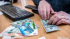 Для покупок в интернете лучше завести отдельную банковскую карту и переводить на нее ровно столько, сколько нужно потратить. Так меньше шансов попасться на удочку кибермошенников. Фото: архив ИД «Советская Сибирь»