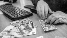 Для покупок в интернете лучше завести отдельную банковскую карту и переводить на нее ровно столько, сколько нужно потратить. Так меньше шансов попасться на удочку кибермошенников. Фото: архив ИД «Советская Сибирь»