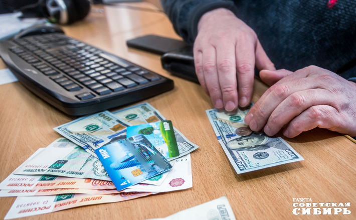 Для покупок в интернете лучше завести отдельную банковскую карту и переводить на нее ровно столько, сколько нужно потратить. Так меньше шансов попасться на удочку кибермошенников. Фото: архив ИД «Советская Сибирь»