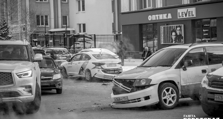 До какой степени нужно расширить пространство проезжей части, чтобы растущий частный автомобильный парк мог разъехаться без ущерба? Или дело все же в культуре вождения и соблюдении ПДД? Фото: Андрей Заржецкий