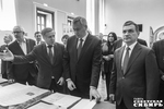 В фойе Дома Ленина разместилась выставка уникальных архивных документов и фотографий, на основе которых создавалась книга «Трудовая доблесть Новосибирской области в годы Великой Отечественной войны». Председатель областного совета ветеранов Владимир Панарин рассказал губернатору Андрею Травникову о ее создании. Фото: Андрей Заржецкий