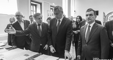 В фойе Дома Ленина разместилась выставка уникальных архивных документов и фотографий, на основе которых создавалась книга «Трудовая доблесть Новосибирской области в годы Великой Отечественной войны». Председатель областного совета ветеранов Владимир Панарин рассказал губернатору Андрею Травникову о ее создании. Фото: Андрей Заржецкий