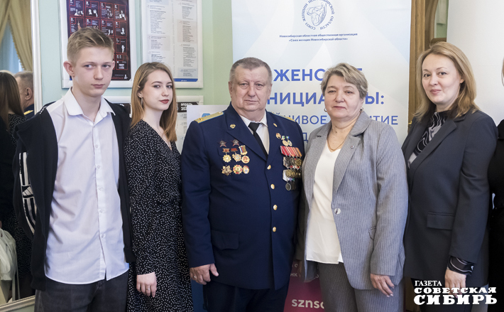 На церемонию награждения, которая прошла в камерном зале Новосибирской филармонии, Анатолий и Татьяна Золотухины приехали с младшими домочадцами. Фото: Андрей Заржецкий