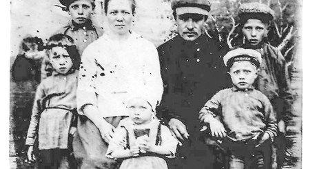 Елена Антоновна и Кондрат Леонтьевич (в центре) с детьми ориентировочно в 1937 году. Фото из семейного архива Комаровских