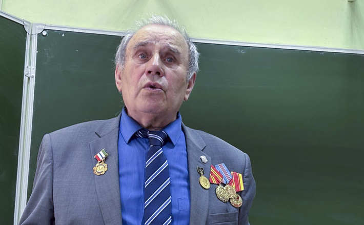 Накануне праздника Александр Андреевич Воропаев провел в школах Колывани Уроки мужества, посвятив беседы с детьми Знамени Великой Победы. «Имел честь и счастье и воочию увидеть, и прикоснуться к знамени вместе с молодежью», — говорит автор. На фото у Знамени Победы в почетном карауле — лучшие ученики. И директор школы Ольга Мельникова.
