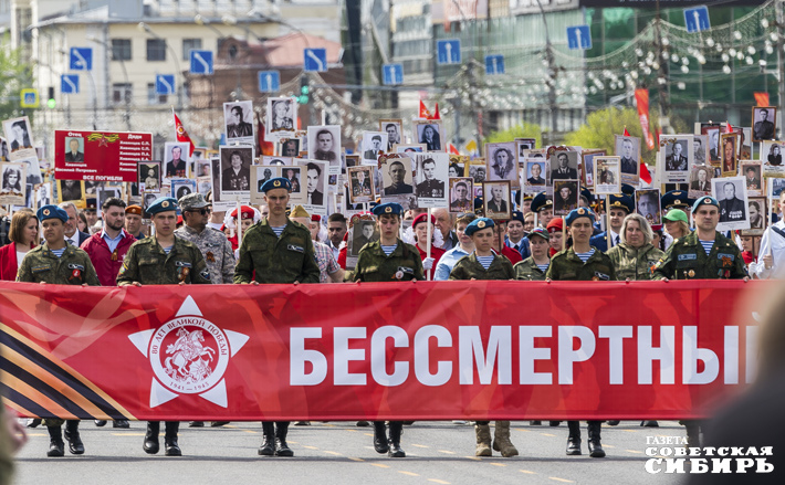 «Катюша» плыла над шествием «Бессмертного полка» несколько раз, а его строй исчислялся 150 тысячами. Фото: Андрей Заржецкий