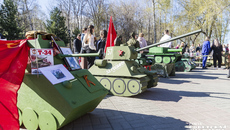 Участники конкурса представили свои работы на импровизированном «Параде Победы». Фото: Андрей Заржецкий