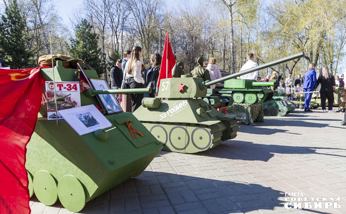 Участники конкурса представили свои работы на импровизированном «Параде Победы». Фото: Андрей Заржецкий