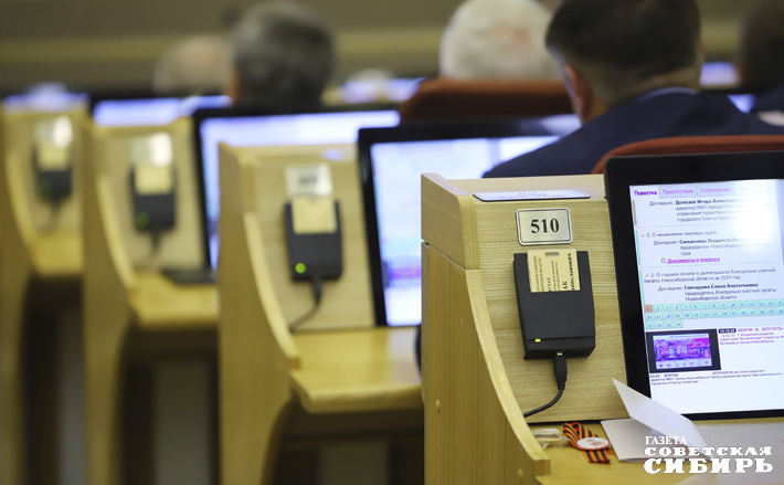 Заместитель председателя правительства Новосибирской области — министр финансов и налоговой политики региона Виталий Голубенко перечислил основные задачи законопроекта. Голосование по проекту закона «О внесении изменений в Закон Новосибирской области «Об областном бюджете Новосибирской области на 2025 год и плановый период 2026 и 2027 годов» было единогласным. Фото: Андрей Заржецкий