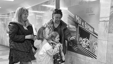 На левой стене нижнего перехода в сторону «зеленой» ветки 19 мая появилась фотовыставка «ФотоСтихиЯ». Уникальный проект, объединивший архивные снимки из газеты «Советская Сибирь» и поэтическое творчество жителей Новосибири. Фото: Алина Кухмарь