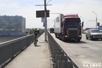 Состояние Димитровского перехода, страшные выбоины до арматуры&nbsp;— в том числе «благодаря» несоблюдению весового режима. Как напомнили в парламенте, на мостовые сооружения заезжает транспорт общей массой 60–70 тонн, что в принципе недопустимо. Фото: Андрей Заржецкий