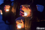 Зажженные свечи в Нарымском сквере стали символичными «маячками» для ребят, которых ищут в настоя­щее время. Фото: Андрей Заржецкий