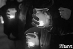 Зажженные свечи в Нарымском сквере стали символичными «маячками» для ребят, которых ищут в настоя­щее время. Фото: Андрей Заржецкий