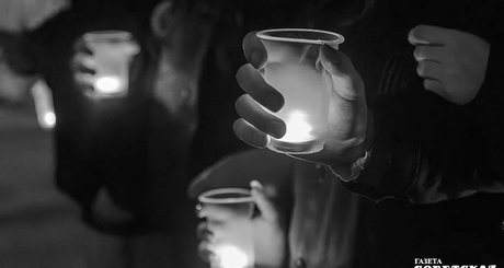 Зажженные свечи в Нарымском сквере стали символичными «маячками» для ребят, которых ищут в настоя­щее время. Фото: Андрей Заржецкий