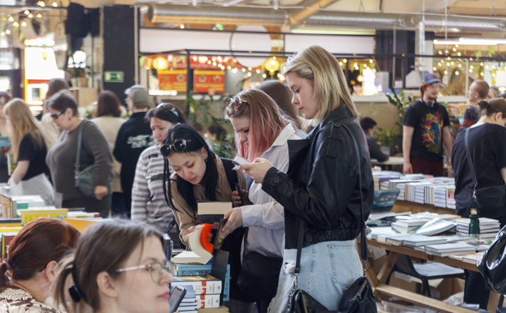 Фестиваль «Новая книга» проводится в Новосибирске с 2016 года и зарекомендовал себя как крупнейшее мероприятие в сфере популяризации чтения и развития книжной культуры в регионе. В 2024 году фестиваль проходил в мае — июне и в ноябре на площадке «Гастрокорта» (на фото), в феврале 2025 года — в Академгородке. Общая посещаемость двух событий превысила 75 тысяч человек. В прошлом году впервые на фестивале начала работать ярмарка-распродажа «Книжный Зомбиленд». Фото: mk.nso.ru