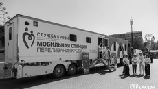 На Михайловской набережной разместилась мобильная станция переливания крови — здесь можно было не только вступить в федеральный регистр доноров костного мозга, но и просто сдать кровь. Желающих нашлось немало. Фото: Андрей Заржецкий