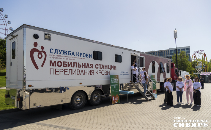 На Михайловской набережной разместилась мобильная станция переливания крови — здесь можно было не только вступить в федеральный регистр доноров костного мозга, но и просто сдать кровь. Желающих нашлось немало. Фото: Андрей Заржецкий