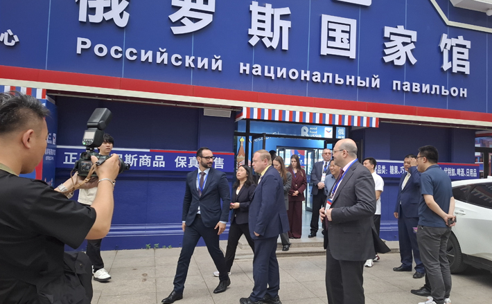 Делегация нашего региона посетила выставочный павильон «Сделано в России» в Шэньяне, в котором, наряду с другими российскими товарами, представлена новосибирская продукция. Фото: econom.nso.ru