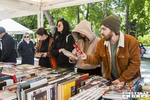 В Первомайском сквере бойко шла торговля: новую книгу Гузель Яхиной можно было купить за 1300 рублей, роман Захара Прилепина подороже — 1500. Недалеко от них, почти в те же деньги оцененный, пылился томик «Атлант расправил плечи» — его почему-то никто в руки не брал. Фото: Андрей Заржецкий
