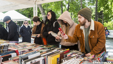 В Первомайском сквере бойко шла торговля: новую книгу Гузель Яхиной можно было купить за 1300 рублей, роман Захара Прилепина подороже — 1500. Недалеко от них, почти в те же деньги оцененный, пылился томик «Атлант расправил плечи» — его почему-то никто в руки не брал. Фото: Андрей Заржецкий