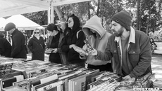 В Первомайском сквере бойко шла торговля: новую книгу Гузель Яхиной можно было купить за 1300 рублей, роман Захара Прилепина подороже — 1500. Недалеко от них, почти в те же деньги оцененный, пылился томик «Атлант расправил плечи» — его почему-то никто в руки не брал. Фото: Андрей Заржецкий