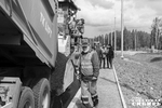 А вы знаете, что асфальт укладывается со скоростью от двух до шести метров в минуту — приблизительно триста погонных метров в час? Оптимальная скорость укладки асфальта зависит от ширины полосы и толщины слоя. Быстрая укладка может привести к недостаточному уплотнению, а слишком медленная — к преждевременному остыванию асфальта. Фото: Андрей Заржецкий