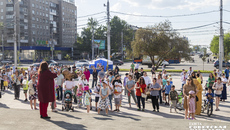 День защиты детей в Новосибирске ознаменовался десятками полезных и ярких массовых событий, суть которых сводилась к тому, чтобы порадовать наше будущее, поддержать интерес малышей, подростков и молодежи к развивающей деятельности. Фото: Андрей Заржецкий